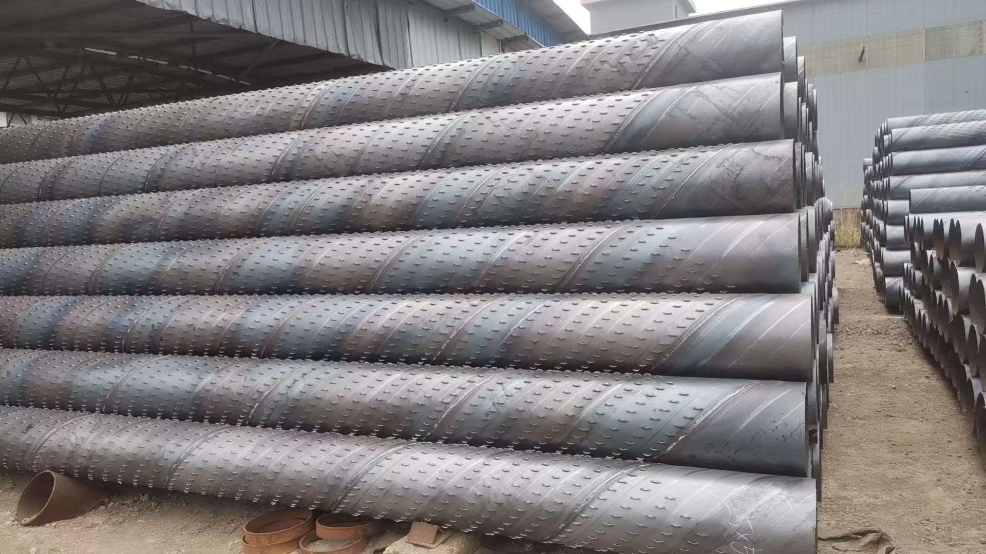 滤水管​是一种广泛使用于水利工程、水井建设、排水系统及水处理等范畴的关键设备