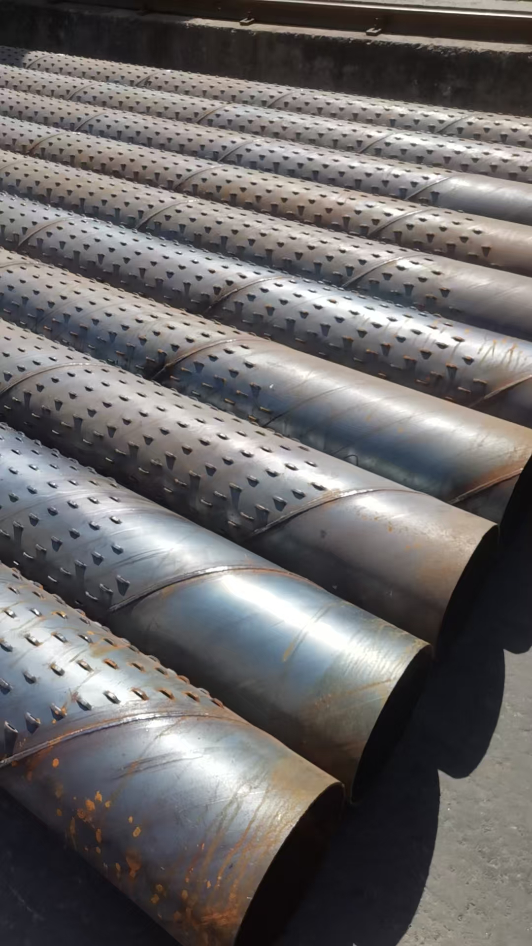 螺旋钢管是以带钢卷板为原材料，经螺旋卷制、焊接而成的螺旋缝钢管